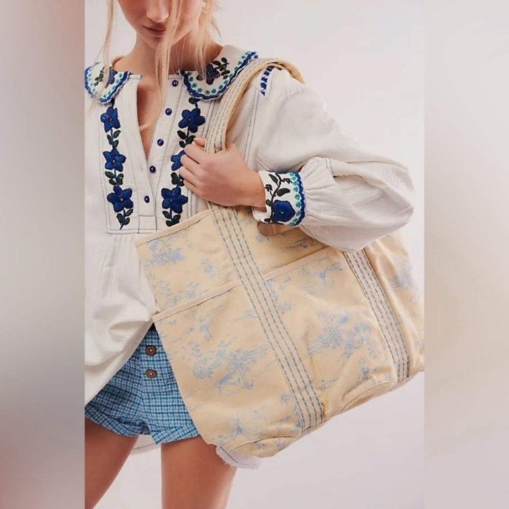FREE PEOPLE Printed Caravan Tote Bag in Toile